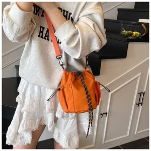 Nahaufnahme der orangefarbenen Beuteltasche mit Kordelzug und seitlichem Netzfach