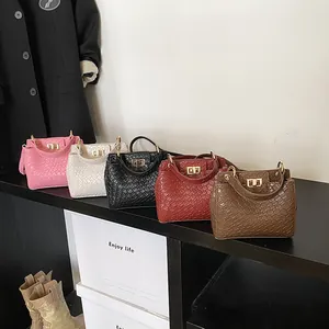 Sac à bandoulière minimaliste pour femme avec texture gaufrée et fermoir en métal