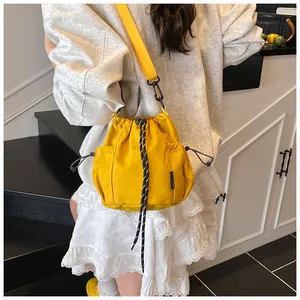Detail der gelben Nylon-Beuteltasche mit seitlicher Netztasche und Kordelzugverschluss