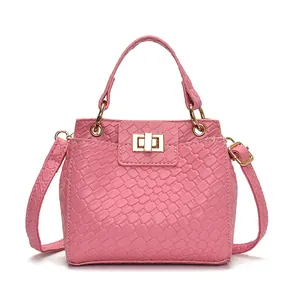 Sac bandoulière rose chic motif crocodile avec boucle dorée et poignée pour femme