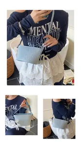 Détail du sac seau tressé bleu clair orné d'un charmant nœud en mousseline blanche