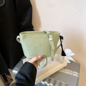 Sac Seau Tissé pour Femmes en Cuir PU Bandoulière Avec Charme de Fleur Sangle Réglable Sac à Épaule Mode Coréenne Ins