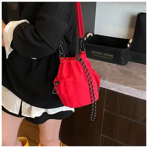Detailansicht der roten Nylon-Beuteltasche mit Kordelzug und praktischen Seitentaschen