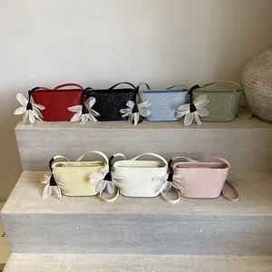 Mini sac seau tissé avec pendentif marguerite en diverses couleurs d'été