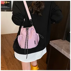 Detail der hellvioletten Beuteltasche mit seitlicher Netztasche und gestreiftem Kordelzug