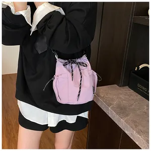 Detailansicht der hellvioletten Beuteltasche mit Kordelzug und seitlicher Netztasche aus Nylon