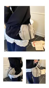 Detailansicht der cremefarbenen Nylon-Beuteltasche mit Netzseitentasche und Kordelzug