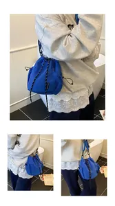 Detail der blauen Nylon-Beuteltasche mit seitlicher Netztasche und Kordelzugverschluss