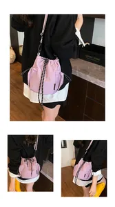 Detailansicht der lavendelfarbenen Nylon-Beuteltasche mit Kordelzug und seitlicher Netztasche