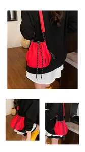 Detail der roten Nylon-Beuteltasche mit Kordelzug und verstellbarem Schultergurt