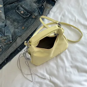 Sac dumpling en cuir PU jaune pâle avec pendentif poisson sur fond blanc