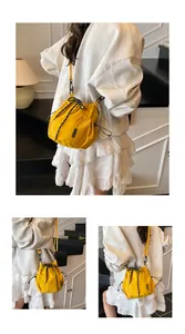Detail der gelben Canvas-Beuteltasche mit Kordelzug und gewebtem Schultergurt