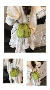 Details der grünen Nylon-Beuteltasche mit kariertem Kordelzug und Netzseitentasche