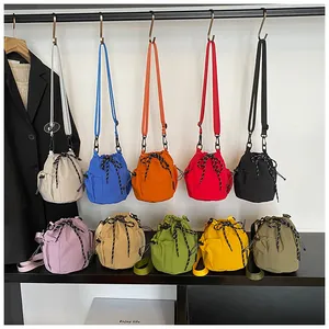 Detaillierte Anzeige von zehn bunten Nylon-Beuteltaschen mit Kordelzug und Seitentaschen
