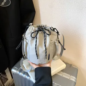 Modische hellgraue Beuteltasche mit Kordelzug und stilvollem Schleifendetail