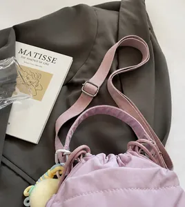 Details des verstellbaren Schultergurts und Kordelzugs einer hellvioletten Nylon-Tasche