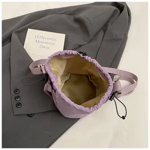 Modische hellviolette Beuteltasche mit Kordelzug und gewebtem Schultergurt