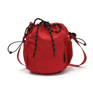 Rote Beuteltasche mit Kordelzug, Seitennetztasche und gestreiftem Seil für Damen