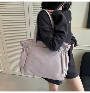 Lavendelkleurige tote bag met gerimpelde zijkanten en elastische plooien voor stijl