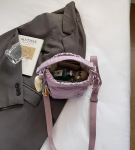 Innenansicht der lavendelfarbenen Beuteltasche mit Fokus auf den geräumigen Stauraum