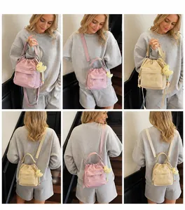 Detailaufnahmen der Nylon-Beuteltasche mit Kordelzug, Tragevarianten und niedlichem Mondanhänger