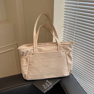 Dames Nylon Tote Bag Grote Capaciteit Casual Effen Kleur Schoudertas Met Drawstring Zijde Klinknagel Detail Dagelijkse Handtas