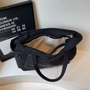 Gewatteerde zwarte nylon shopper met grote capaciteit en ritssluiting op standaard