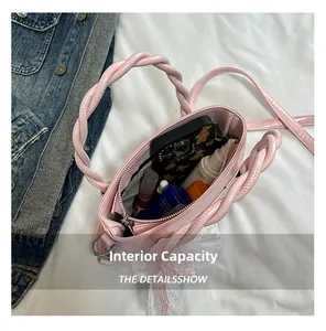 Capacité interne du sac rose montrant le téléphone et les cosmétiques en détail