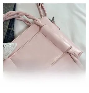 Détails d'un sac en similicuir rose avec bandoulière tressée et coutures précises