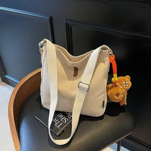 Borsa a Secchiello in Tela da Donna Grande Capacità Borsa a Tracolla Con Simpatico Ciondolo a Orsetto Retro Moda Pendolare Quotidiana
