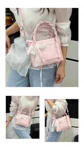 Détail du sac seau rose avec décoration en dentelle et texture de poignée tressée