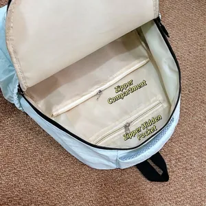 Binnenzicht van de lichtblauwe rugzak met ritsvak en verborgen opbergvakje