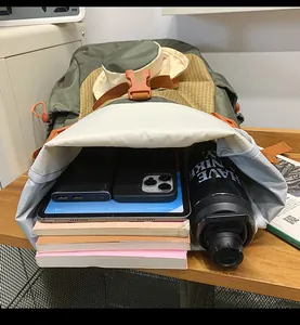 Detaillierte Innenansicht des großen Outdoor-Rucksacks mit Mehrschicht-Aufbewahrung