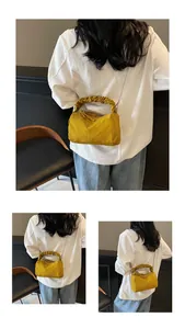 Détail du sac polochon jaune plissé avec poignée froncée et bandoulière en métal