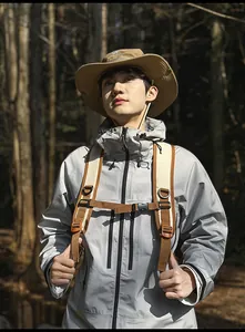 Nahaufnahme der wasserdichten Outdoor-Jacke und des Wanderhutes im Wald-Szenario