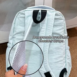 Detail van lichtblauwe rugzak met honingraat ademende mesh schouderbanden