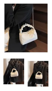 Détail du sac à main blanc avec poignée froncée et bandoulière chaîne