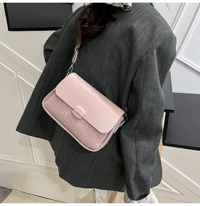 Detail view of the pink quilted leather bag with elegant clasp and adjustable strap