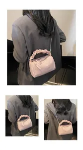 Détail du sac oreiller plissé rose avec poignée nuage et bandoulière chaîne amovible