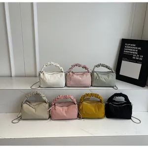 Collection de sept sacs à main plissés colorés avec des bandoulières en chaîne argent