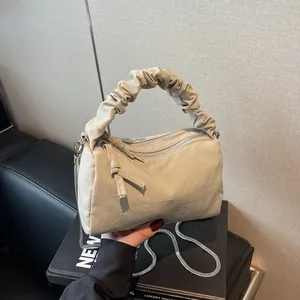 Sac à Main Plissé pour Femme Poignée Nuage Sac Bandoulière Avec Chaîne en Métal Sac Traversin en Tissu Simple Style Urbain