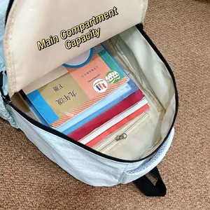 Detailopname van het ruime hoofdvak met leerboeken en een binnenzak met ritssluiting