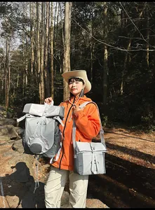 Großer Rolltop-Rucksack und Umhängetasche für Outdoor-Wanderungen in Waldlandschaft