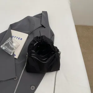 Sac à main plissé en nylon noir minimaliste avec triple zips et bandoulière chaîne