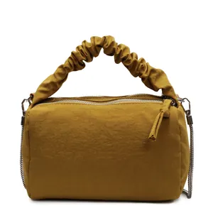 Sac polochon jaune gingembre avec poignée plissée, double zip et bandoulière chaîne