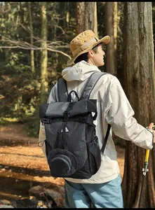 Detailansicht wasserdichter Roll-Top-Outdoor-Rucksack mit verstellbaren Riemen im Wald