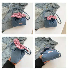 Detail der blauen Denim-Beuteltasche mit rot-weißem Karomuster und Textetikett
