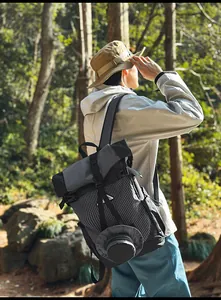 Detail des Roll-Top-Outdoor-Rucksacks mit Ripstop-Gewebe und seitlichen Schnallen
