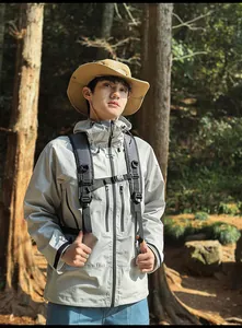 Detail der hellgrauen Outdoor-Windjacke mit wasserdichten Reißverschlüssen und Taschen