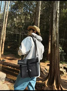 Detailansicht der schwarzen Messenger-Bag aus Ripstop-Nylon mit Schnallenverschluss